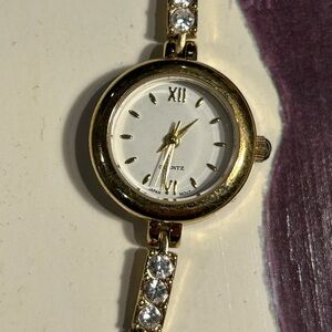 Elegant Golden Metal Women's Watch with Crystal Accents